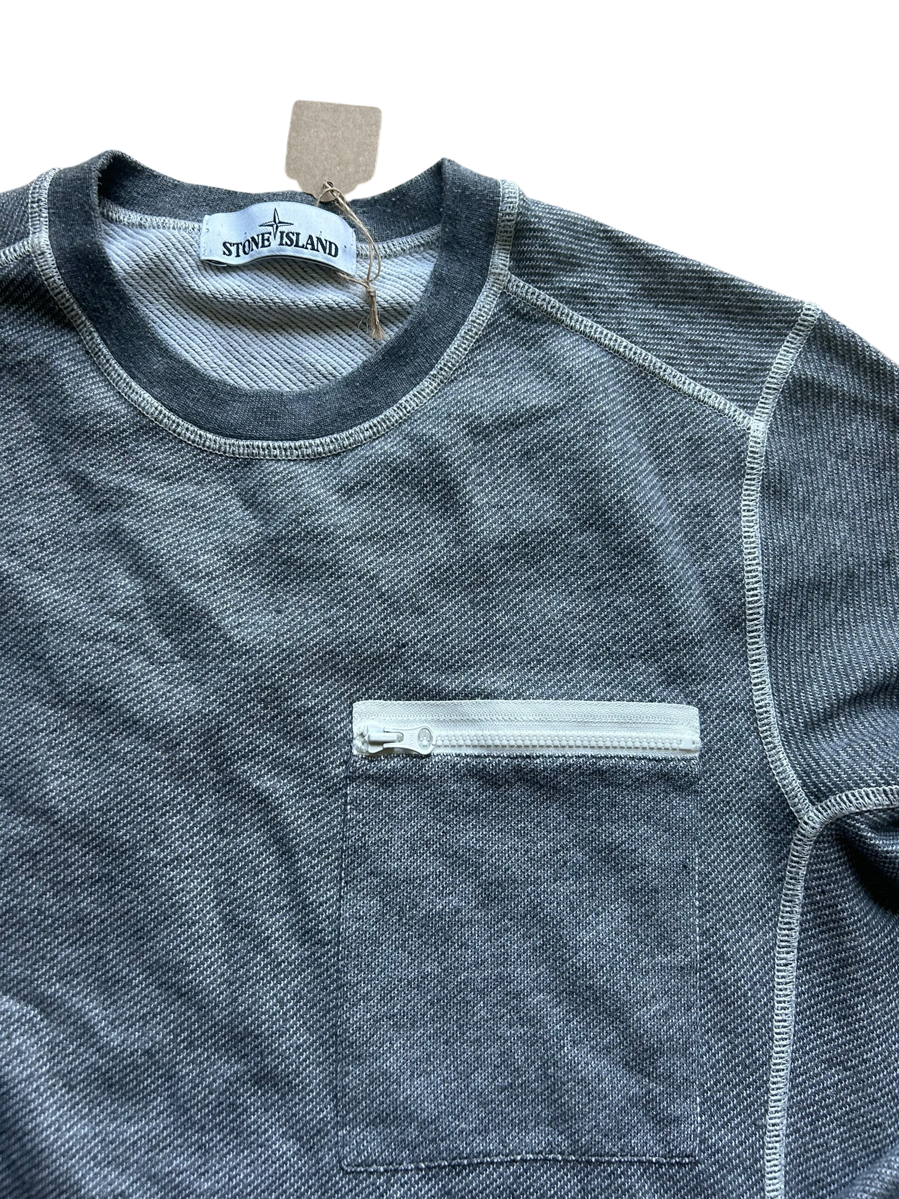 Pull gris avec surpiqûres blanches