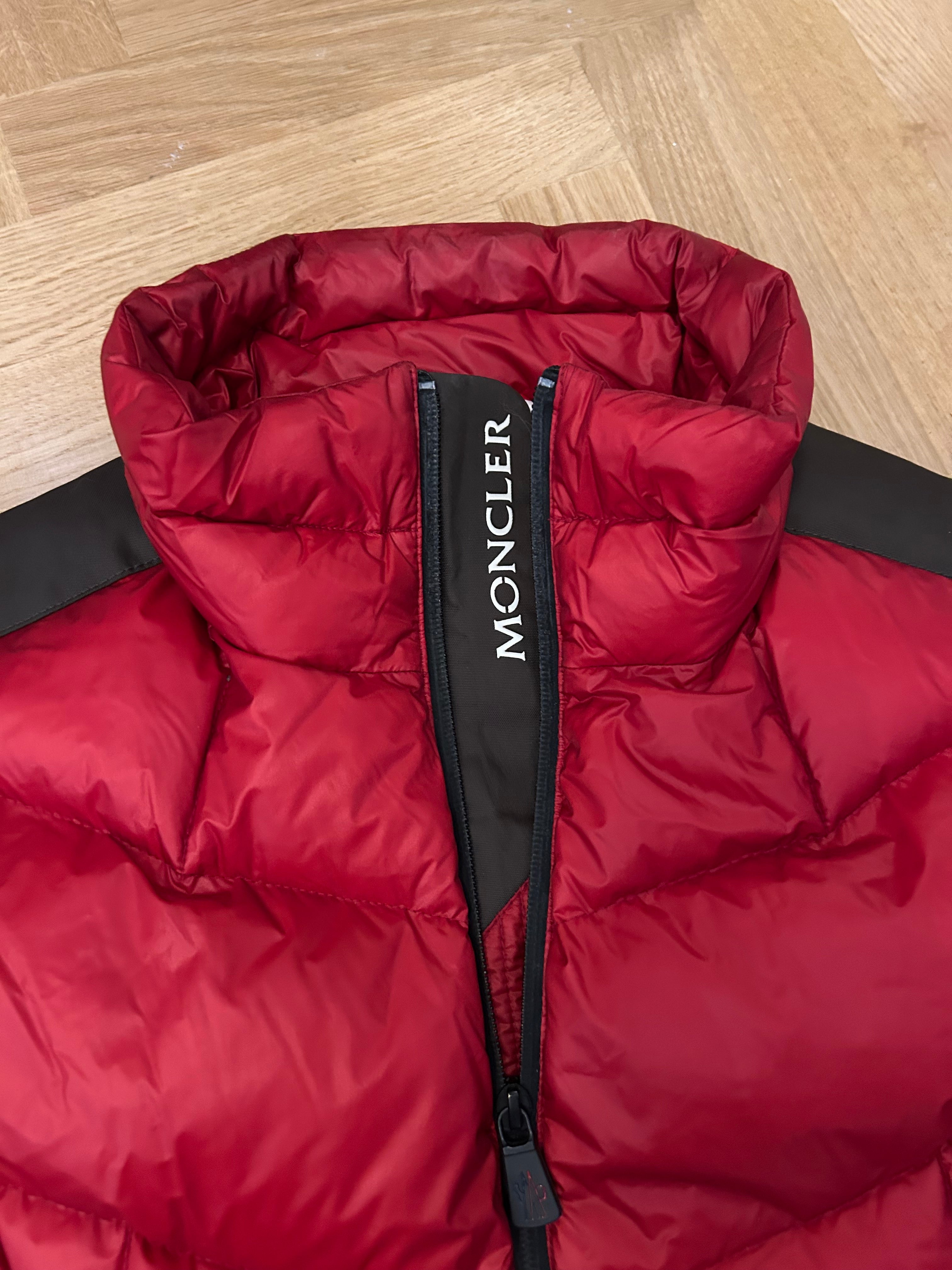 Doudoune moncler sans manches rouge