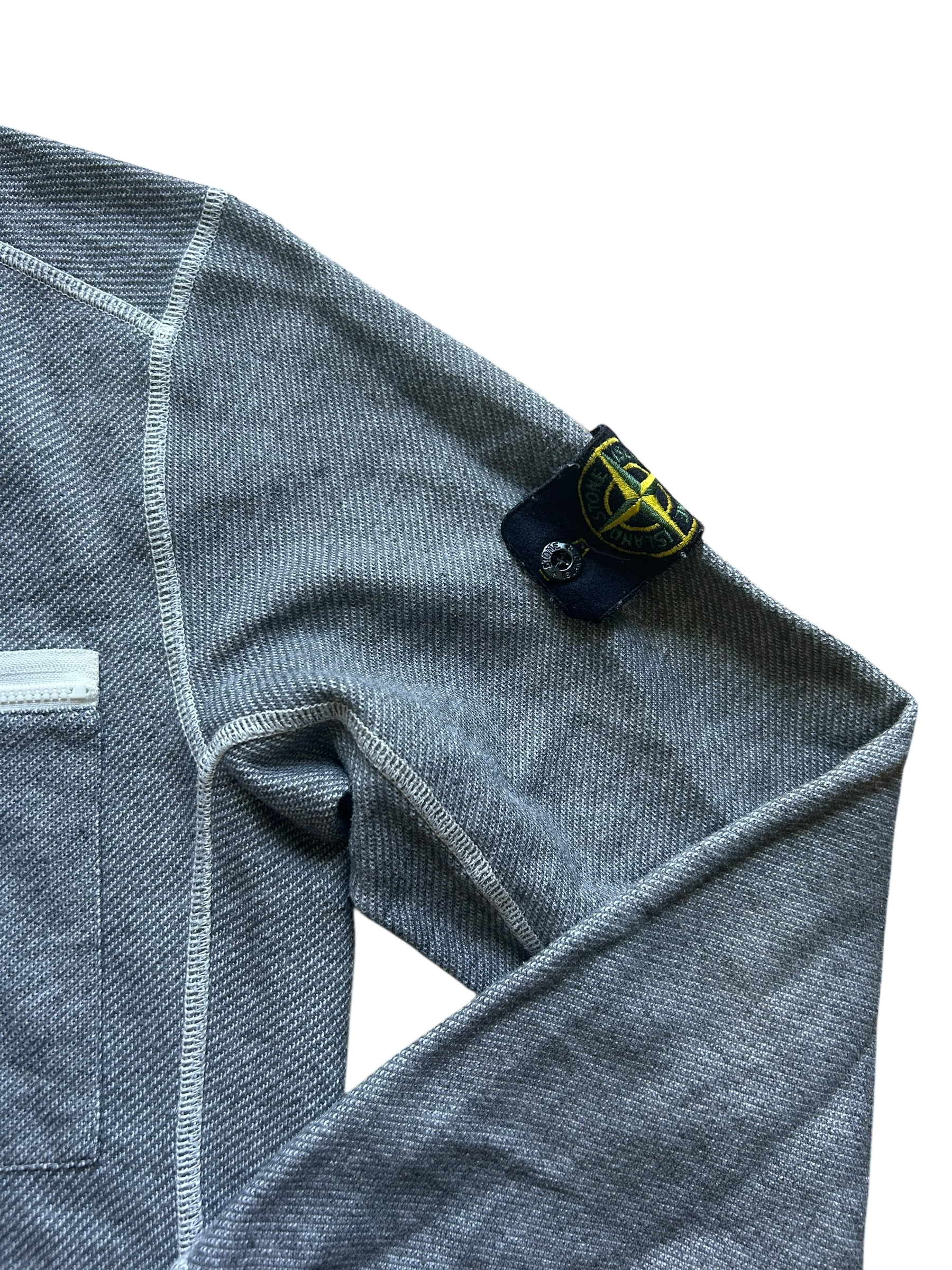 Pull gris avec surpiqûres blanches