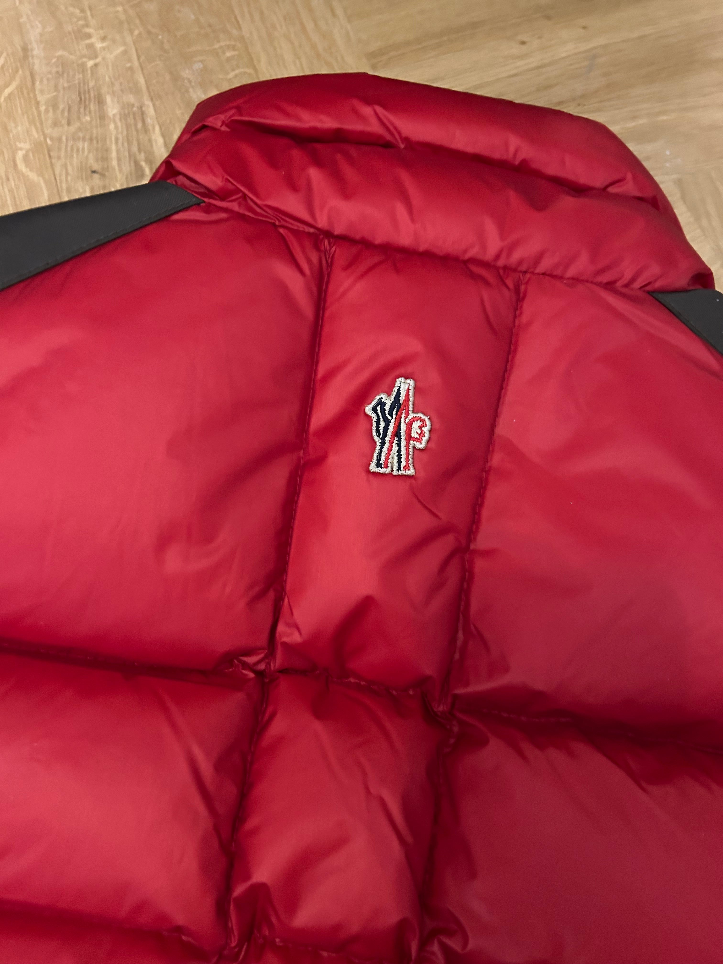 Doudoune moncler sans manches rouge