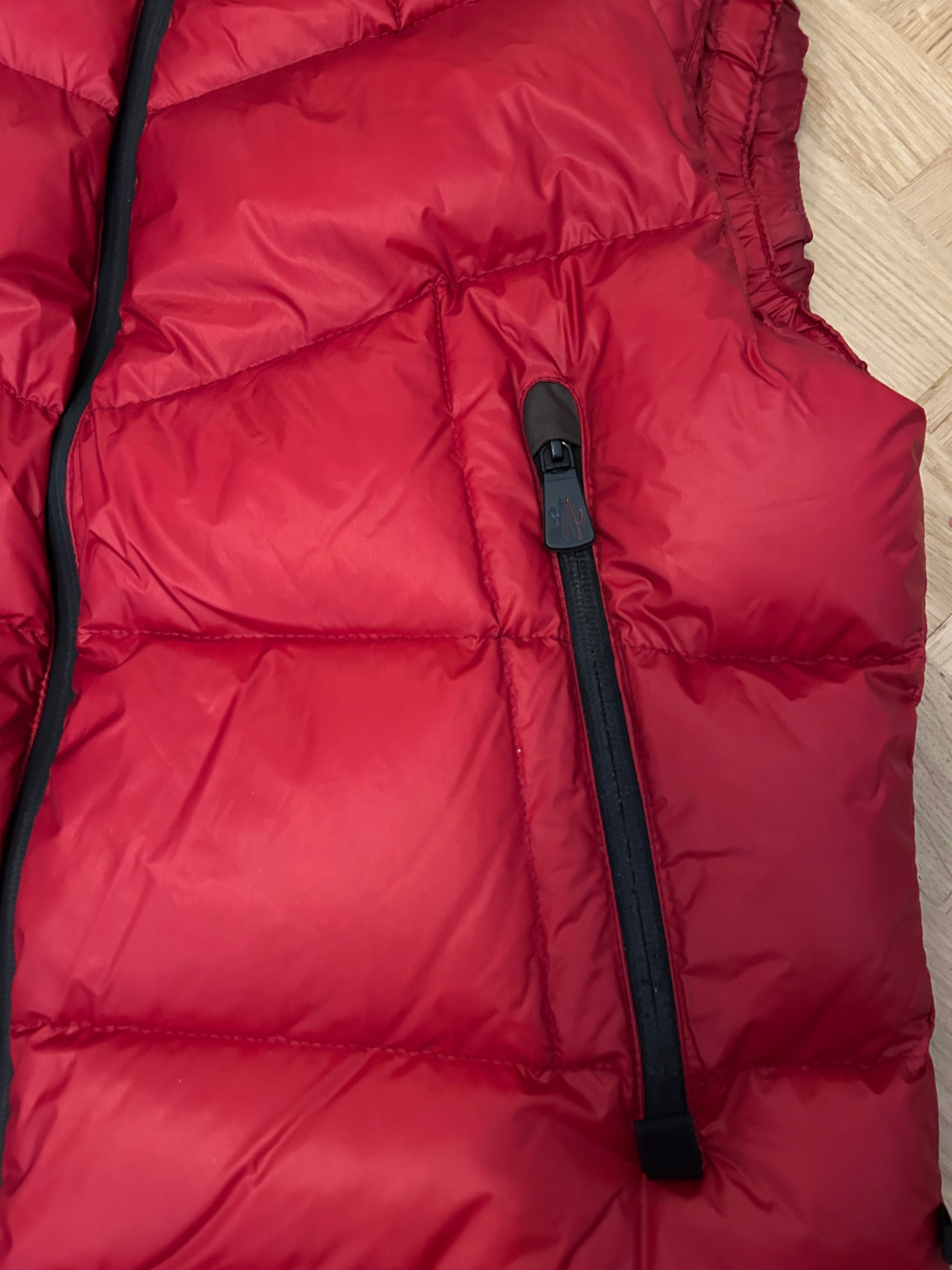 Doudoune moncler sans manches rouge