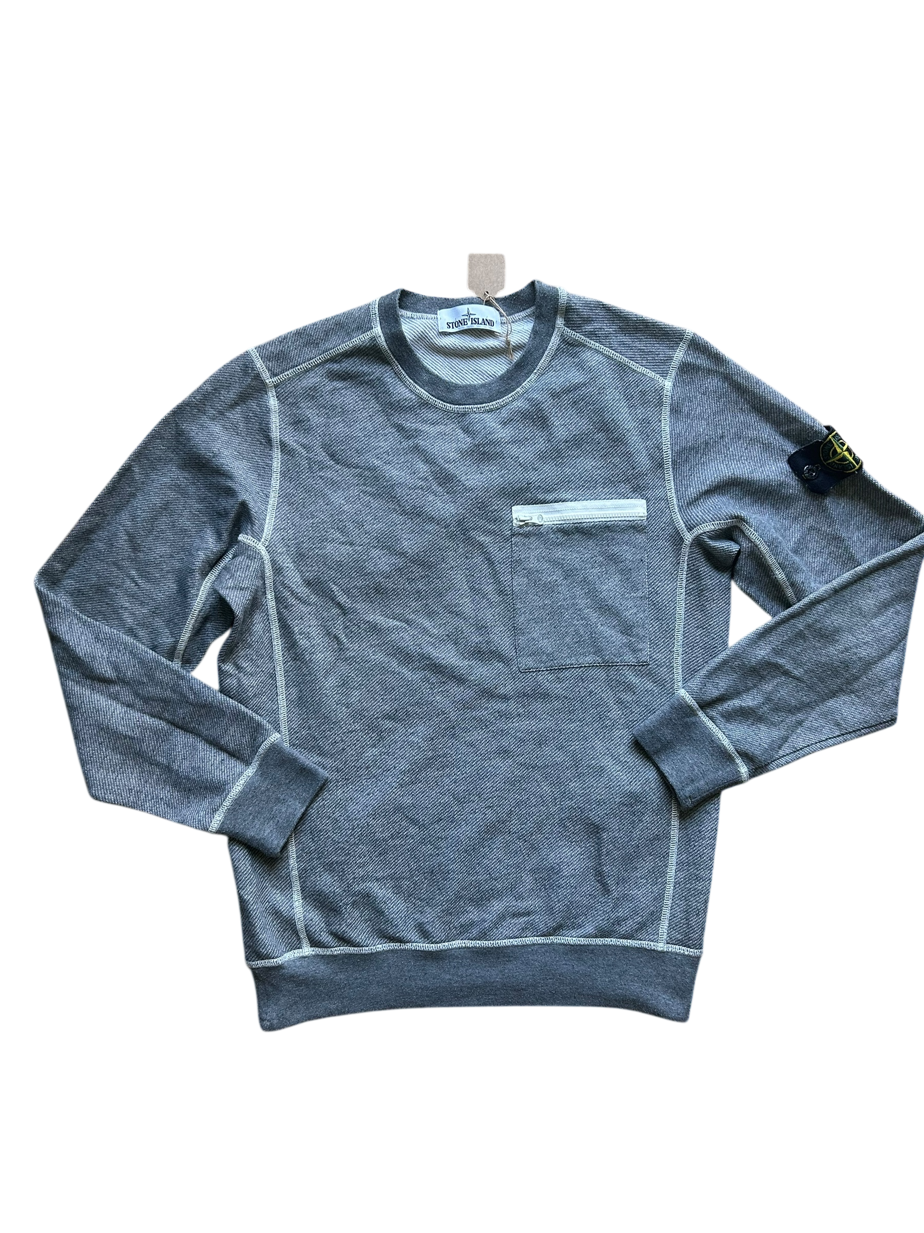 Pull gris avec surpiqûres blanches