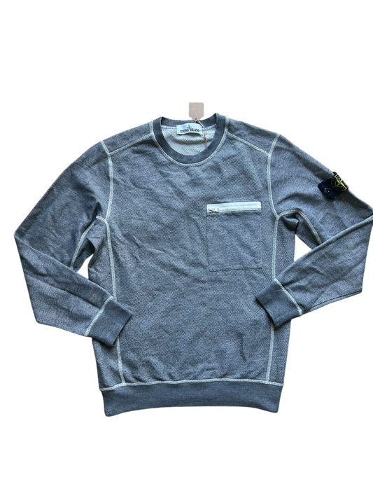 Pull gris avec surpiqûres blanches