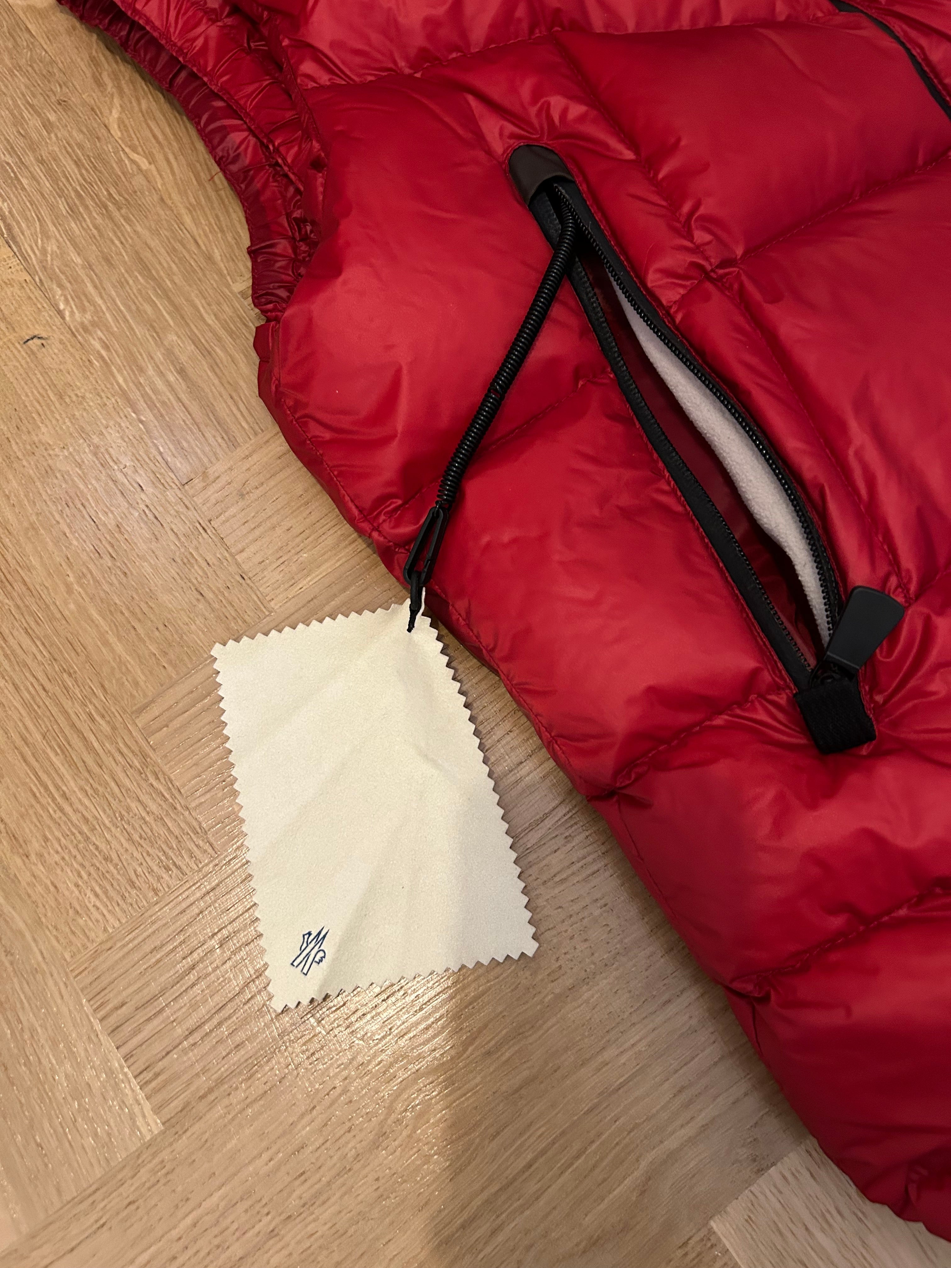 Doudoune moncler sans manches rouge