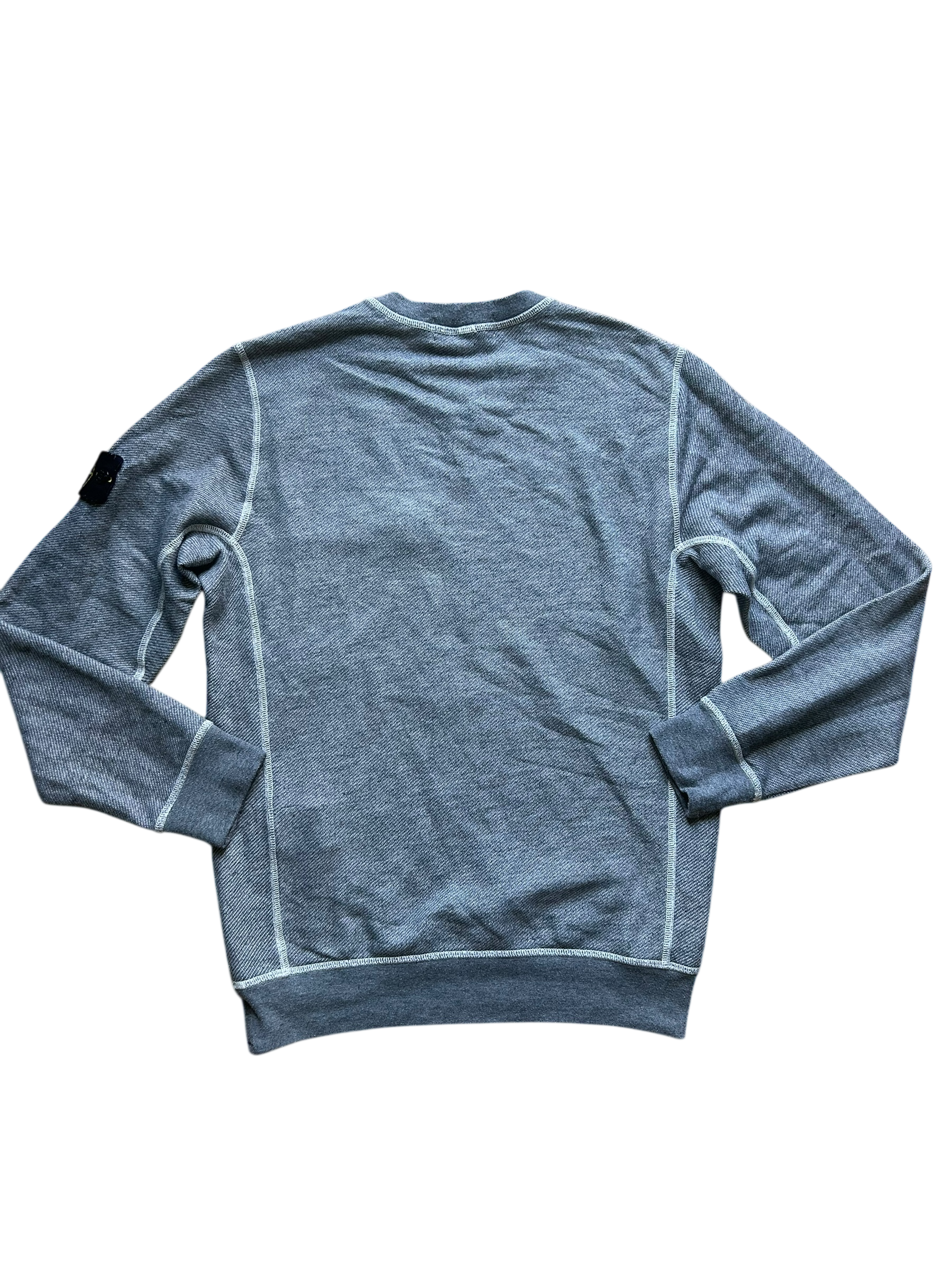 Pull gris avec surpiqûres blanches
